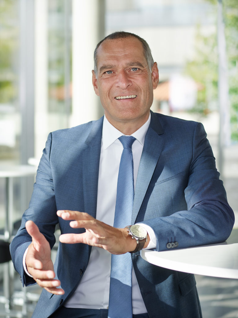 Ralf Tillmann gestikuliert einen Zusammenhang